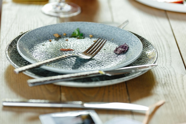 Zestaw talerzy i sztućców